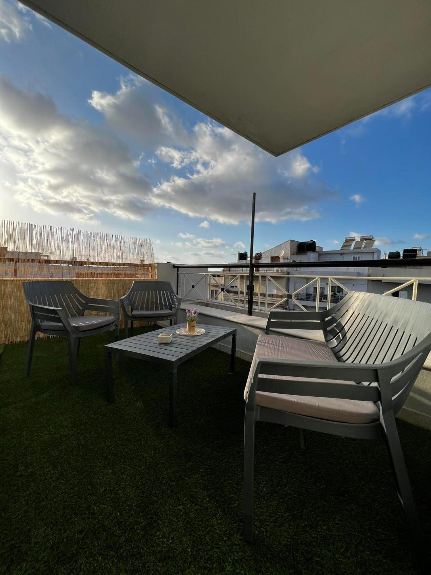 Sunny For Couples & Friends In Centre Apartment